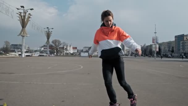 Meisje Rijden Roller Skates Jonge Vrouw Rijden Skates Straat Aantrekkelijke — Stockvideo