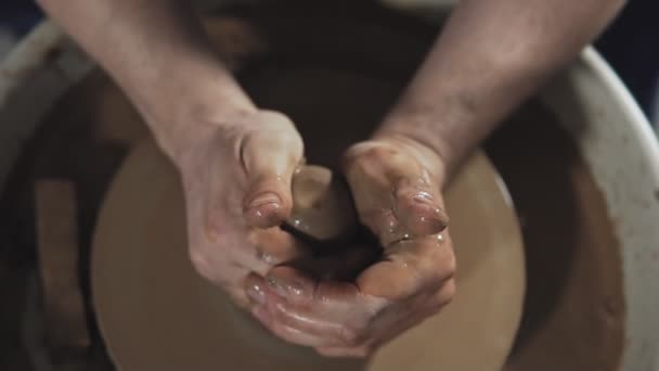 Potter Cria Produto Roda Oleiro Cerâmica Giratória Torno Oleiro Visão — Vídeo de Stock