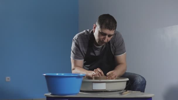 Potter Cria Produto Roda Oleiro Torno Oleiro Girando Cerâmica Estúdio — Vídeo de Stock