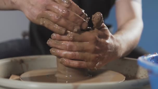 Händer Försiktigt Skapa Korrekt Formade Handgjorda Från Lera Närbild Potter — Stockvideo