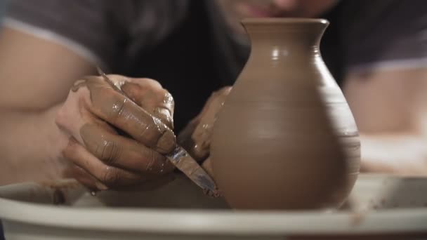 手を閉じると 粘土で作られた正しい形の手作りが優しく作られます ポッターは 陶器の車輪にジャグを作成します ステップバイステップ — ストック動画