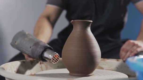 Potter Droge Klei Kruik Met Droger Man Handen Maken Clay — Stockvideo