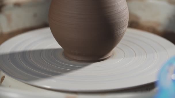 陶器は 金属製の糸で陶器の車輪からジャグを抜きます クローズアップビュー 手は粘土で作った正しい形の手作り ステップバイステップ — ストック動画