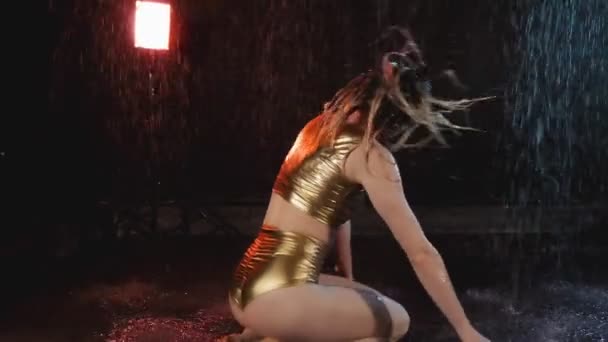 床に横たわって踊るセクシーな女の子 セクシーなボディダンスツワークを持つ魅力的な女の子 床の上で踊るショートパンツの女性 — ストック動画