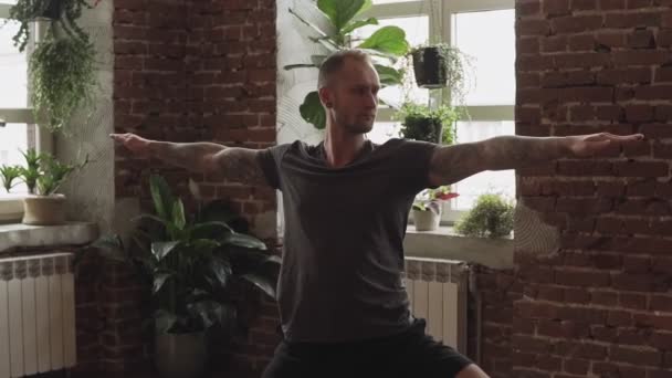 Man Beoefenen Van Geavanceerde Yoga Jonge Sportieve Mannelijke Doen Warrior — Stockvideo