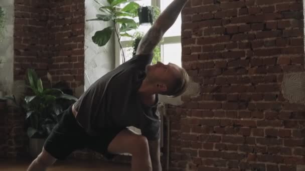 Fitness Sport Och Hälsosam Livsstil Concept Attraktiv Man Gör Yoga — Stockvideo