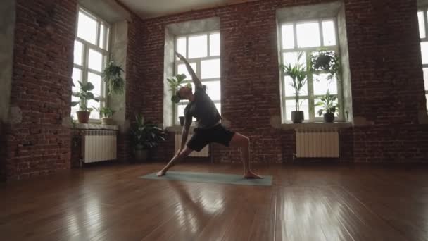 Fitness Sport Och Hälsosam Livsstil Concept Attraktiv Man Gör Yoga — Stockvideo