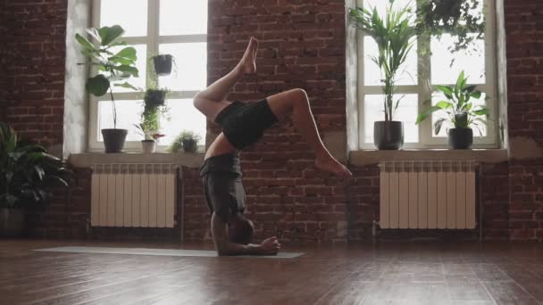 Hand Stående Pose Frihet Hälsa Och Yoga Koncept Ung Sportig — Stockvideo