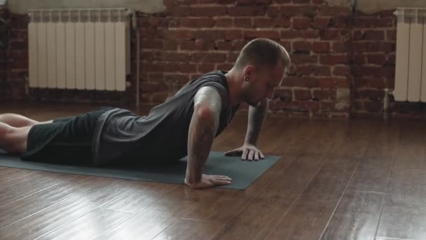 Ung Man Som Tränar Yoga Inomhus Yogi Master Workout Svart — Stockvideo