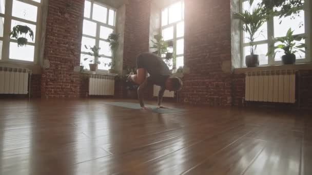 Adam Uygulama Yoga Güneş Işınları Ile Stüdyoda Poz Çekici Adam — Stok video