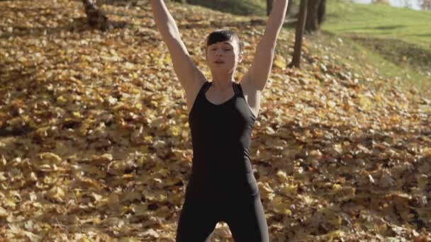 Junges Weibliches Training Vor Dem Fitnesstraining Herbstpark Gesunde Junge Frau — Stockvideo