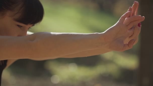 Närbild Sport Kvinna Stretching Innan Körträning Friska Unga Kvinnan Värmer — Stockvideo