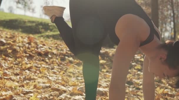Sportlerin Wärmt Körper Vor Fitnesstraining Freien Zeitlupe Auf Fitnesstraining Morgenpark — Stockvideo