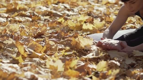 Vrouw Oefent Outdoor Training Gele Bladeren Zonnig Park Ontspannende Jonge — Stockvideo