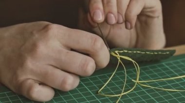Atölyede Master dikiş cüzdan. Deri işçi bronzlaşma dükkanında deri ürünleri ile çalışır. El yapımı konsept