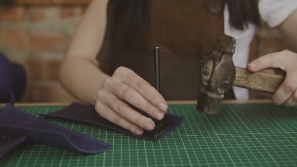 皮革大师在皮革上打洞 用锤子按皮革 使孔在慢动作 工匠打孔 — 图库视频影像
