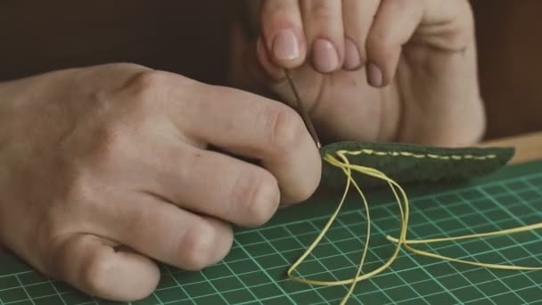 ワークショップでマスター縫製財布 革の労働者は 日焼けショップで革製品を扱います 手作りコンセプト — ストック動画