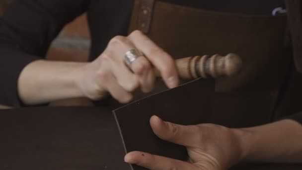 专业女性工匠手抛光手工皮革钱包与磨料木棍在慢动作的特写镜头 制作皮革钱包手工制作工艺 — 图库视频影像