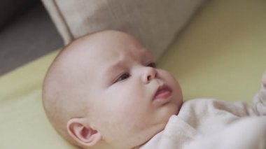 Yatakta yatan bebek yakın. Çocukluk, babyhood ve insan kavramı.