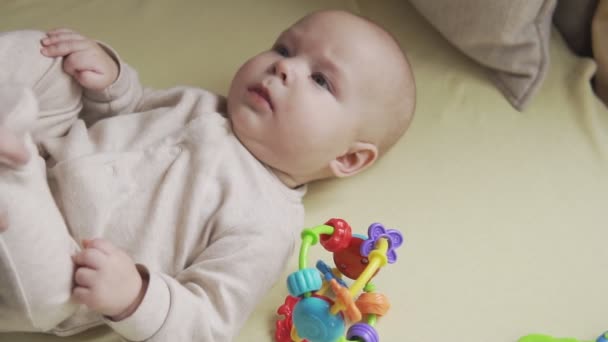 Yatakta Yatan Küçük Çocuk Çocuk Ebeveyn Sevgisi Bakımı Kavramı — Stok video
