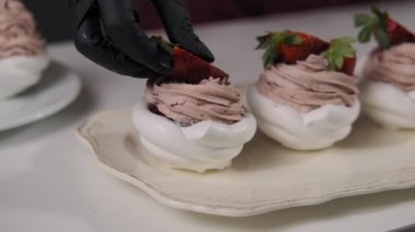 Çilek ile dekorasyon pasta. Pavlova lezzetli tatlılar üzerinde tereyağı krema. Ev fırını konseptinin kapanışı