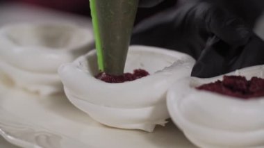 Pişirme çantası kullanarak, şekerleme yavaş hareket parti için kek doldurma. Pavlova tatlısı yapıyorum. Adım adım. Ev fırın konsepti