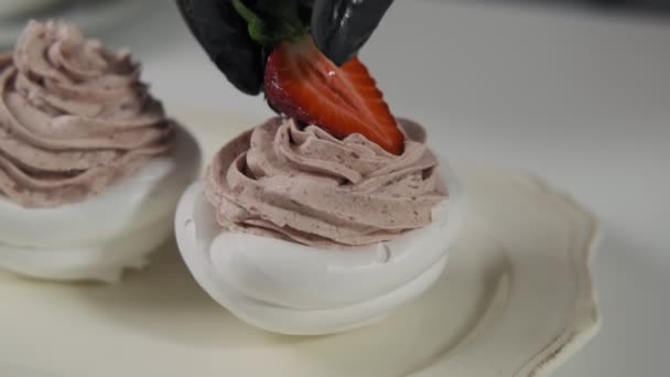 Çilek Ile Dekorasyon Pasta Kapatın Pavlova Lezzetli Tatlılar Üzerinde Tereyağı — Stok video