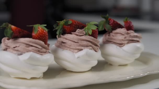 クリームとイチゴのパブロバのデザート カメラのスライドを右に おいしいケーキ — ストック動画