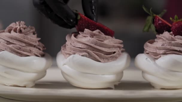 Nahaufnahme Von Torte Mit Erdbeere Dekorieren Buttercreme Auf Leckeren Pavlova — Stockvideo