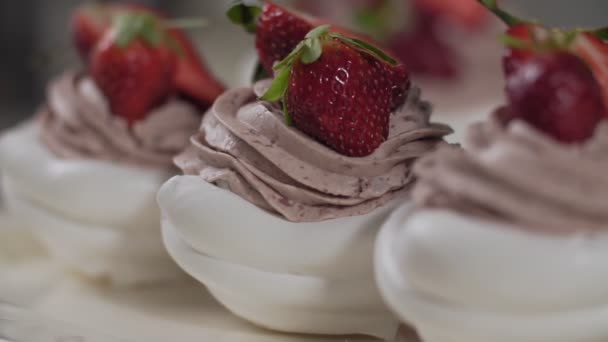 クリームとイチゴのパブロバのデザートをクローズアップ カメラスライド右 — ストック動画