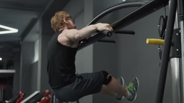 Muscular Fisiculturista Homens Fitness Fazendo Pull Ups Exercícios Ginásio Fechar — Vídeo de Stock