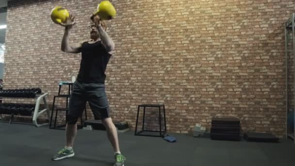 Muskulös Ung Man Glasögon Träning Med Kettlebells Modernt Gym Aktiv — Stockvideo
