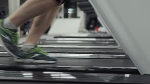 Κοντά Στα Πόδια Που Τρέχουν Διαδρόμους Στο Γυμναστήριο Αρσενικά Πόδια — Αρχείο Βίντεο
