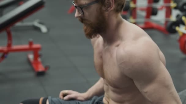 Redhead Bebaarde Man Glazen Voor Bereiden Oefenen Sportschool Naakte Torso — Stockvideo