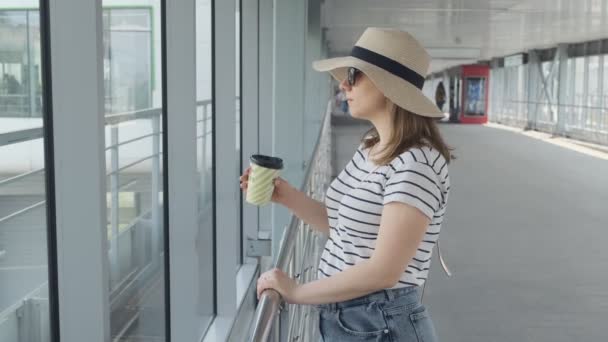 Žena Pije Šálek Kávy Zatímco Čeká Letišti Střední Snímek Mezerou — Stock video