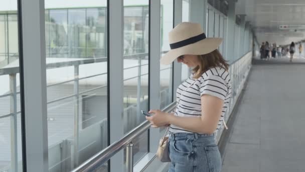 Donna Controlla Numero Del Volo Sul Cellulare Aeroporto Giovane Donna — Video Stock