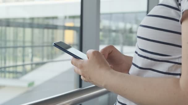 Nahaufnahme Einer Frau Die Die Flugnummer Auf Dem Handy Flughafen — Stockvideo