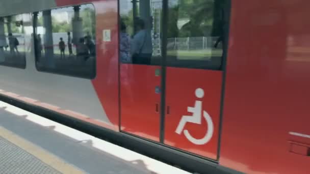 Tren Istasyona Varır Trenin Yakın Çekim Görünümü — Stok video