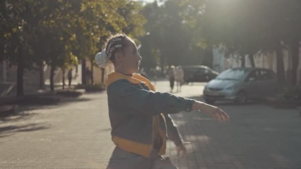 Dansende Vrouw Buitenshuis Bij Zonsondergang Jonge Getalenteerde Vrouwelijke Straat Danser — Stockvideo