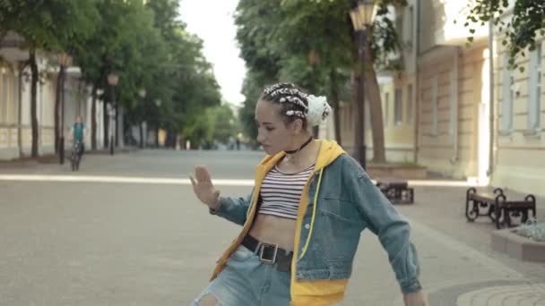 Tanzende Frau Freien Bei Sonnenuntergang Junge Talentierte Straßentänzerin Die Freestyle — Stockvideo
