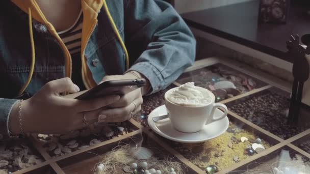 Junge Frau Mit Smartphone Café Nahaufnahme Der Hände Frau Schreibt — Stockvideo