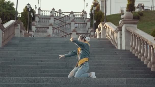 Bela Mulher Talentosa Realizando Movimentos Freestyle Hip Hop Curtindo Dança — Vídeo de Stock