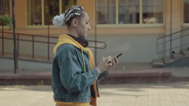 Gelukkig Jonge Vrouw Lopen Straat Praten Telefoon Medium Shot Met — Stockvideo