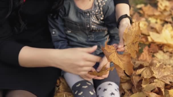 Närbild Mor Och Dotter Leker Med Höstlöv Mamma Kramar Dotter — Stockvideo