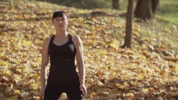 Sportlerin Wärmt Körper Vor Fitnesstraining Herbstpark Auf Junge Frau Die — Stockvideo