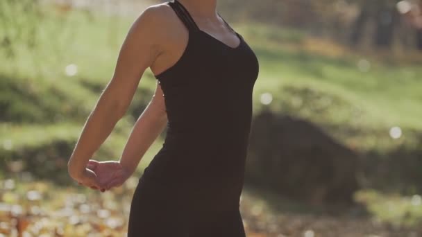 Jonge Vrouw Die Traint Voor Het Strekken Van Het Lichaam — Stockvideo