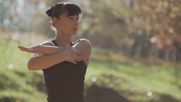 Sağlıklı Genç Kadın Dışarıda Isınıyor Kollarını Uzamış Başka Bir Yere — Stok video