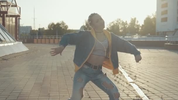 Dansende Vrouw Buitenshuis Bij Zonsondergang Jonge Getalenteerde Vrouwelijke Straat Danser — Stockvideo