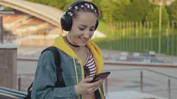 Stylová Mladá Žena Požívající Hudbu Využitím Mobilního Telefonu Krásná Žena — Stock video