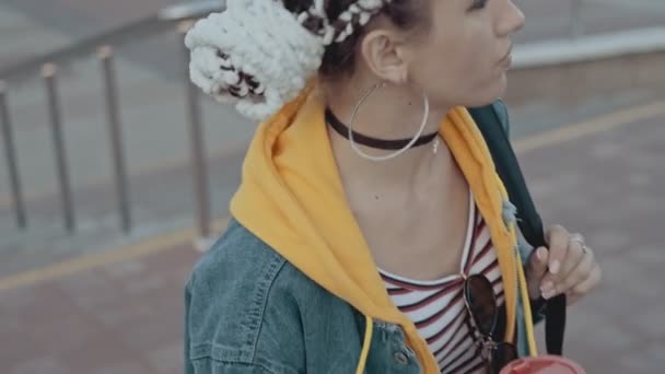 美丽的女孩与一杯咖啡在城市散步 年轻的时尚女人 在日落时分在楼梯上走着辫子 生活方式理念 — 图库视频影像